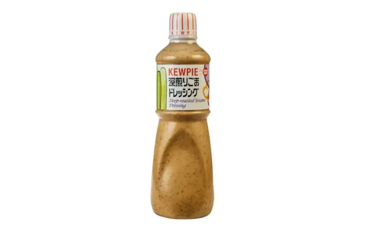 Butelka sosu sezamowego Kewpie Deep-roasted Sesame Dressing. Idealny do sałatek i dań kuchni azjatyckiej.