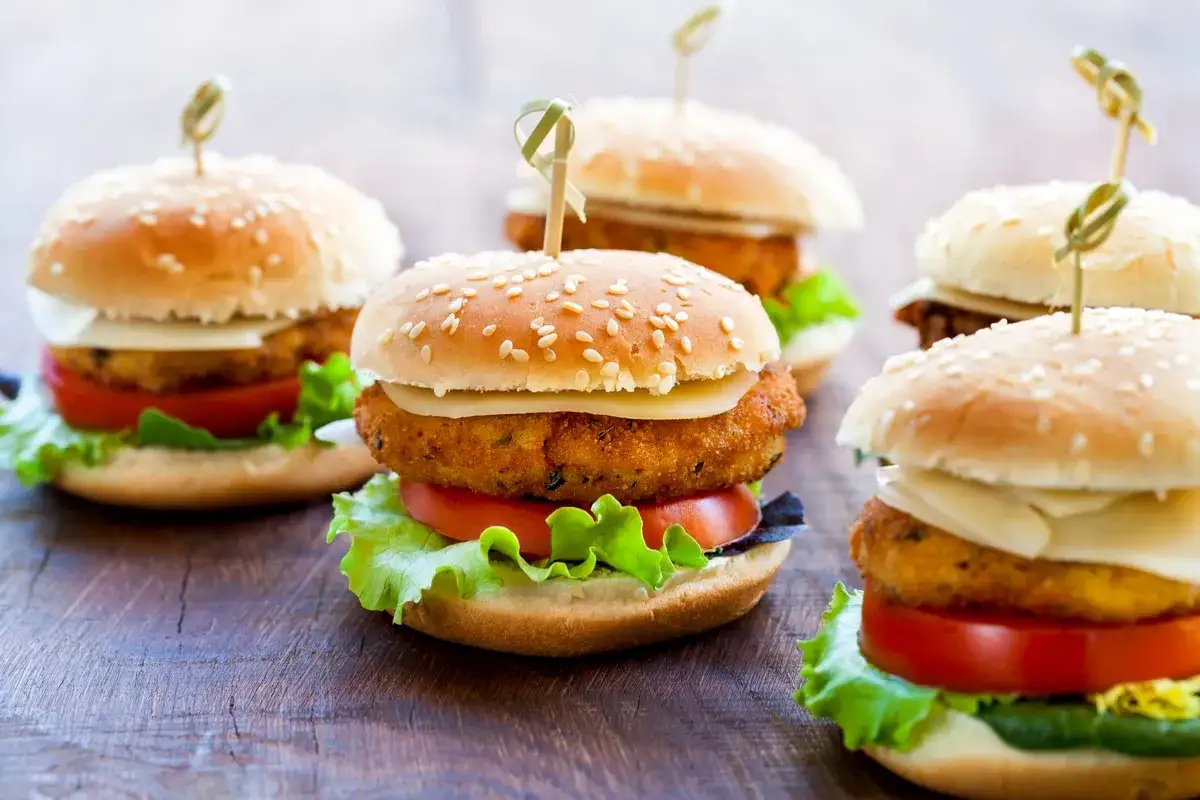 Mini burgery z chrupiącym kotletem, serem i warzywami. Idealne na imprezę, gdzie kupić bułki do mini burgerów?