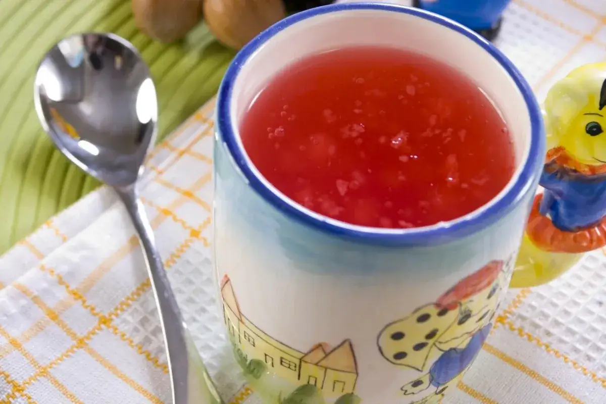 Czerwony kisiel w kubeczku z bajkowym wzorem. Czy kisiel jest zdrowy? Zależy od składników!