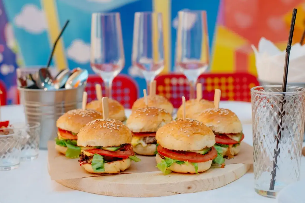 Mini burgery na drewnianej desce, idealne na przyjęcie. Gdzie kupić bułki do mini burgerów? Tutaj!