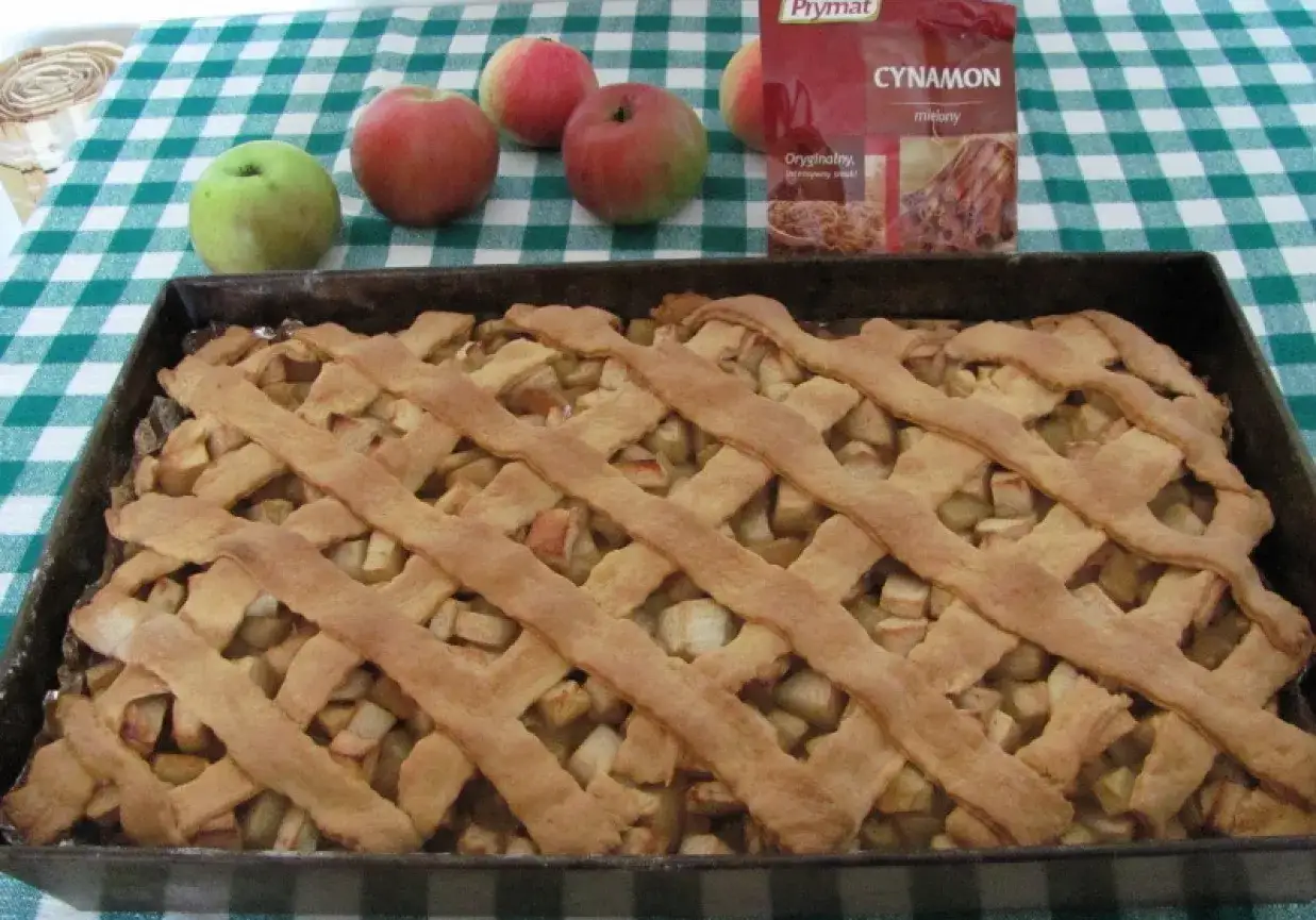 Gotowy do pieczenia, pachnący cynamonem jabłecznik. Ten najsmaczniejsza szarlotka przepis to gwarancja sukcesu!