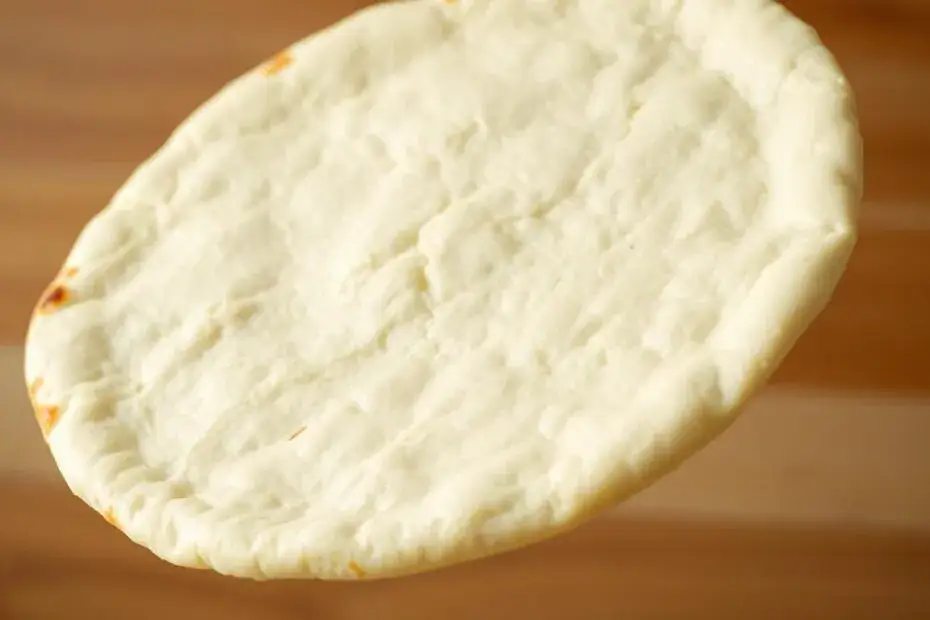 ręczne formowanie spodu pizzy krok po kroku
