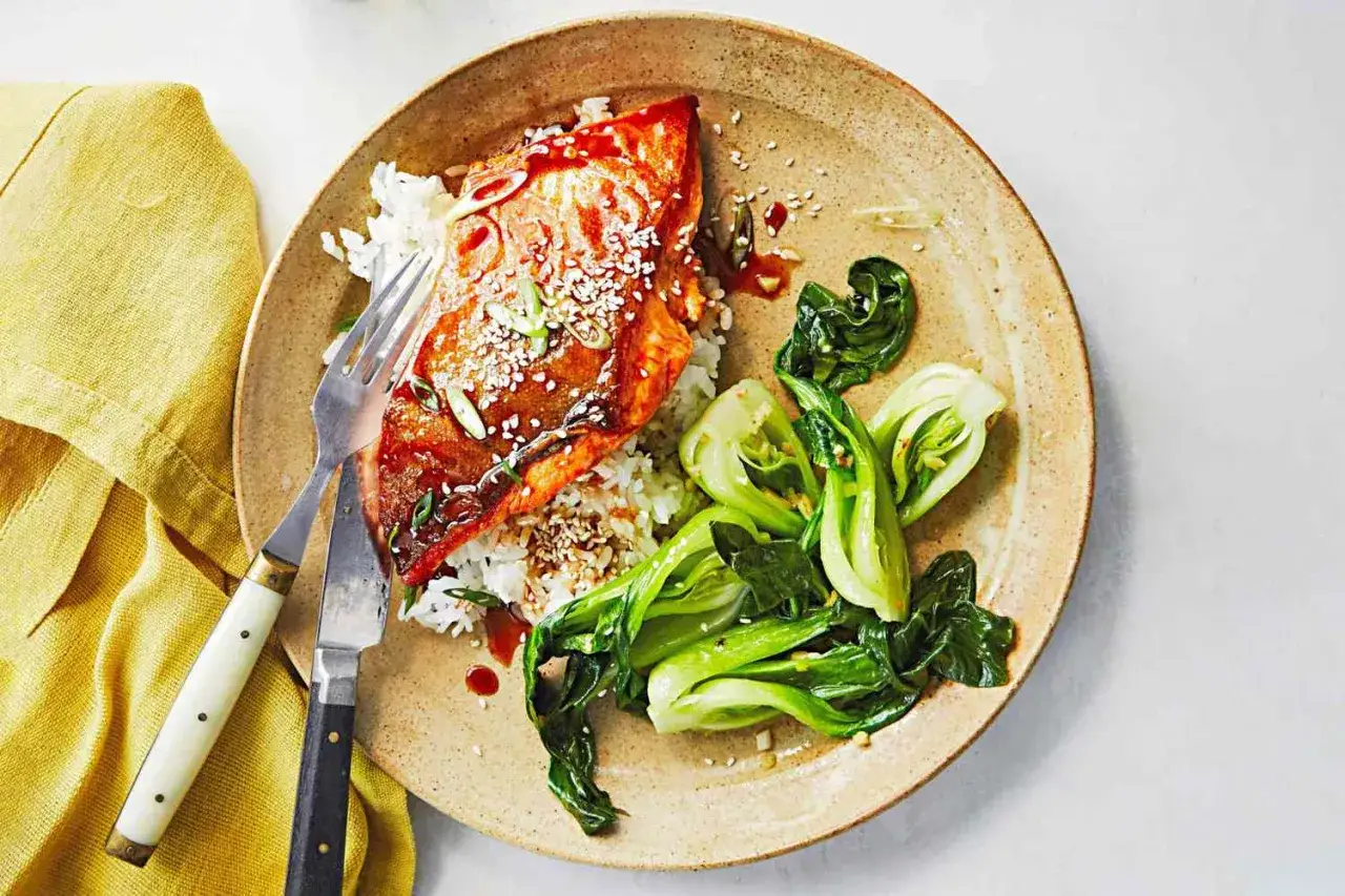 Łosoś w sosie teriyaki z ryżem i pak choi – jeden z 1000 pomysłów na obiad w 15 minut.