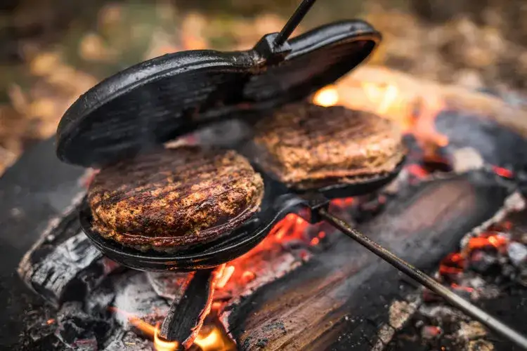 patelnia żeliwna do burgerów