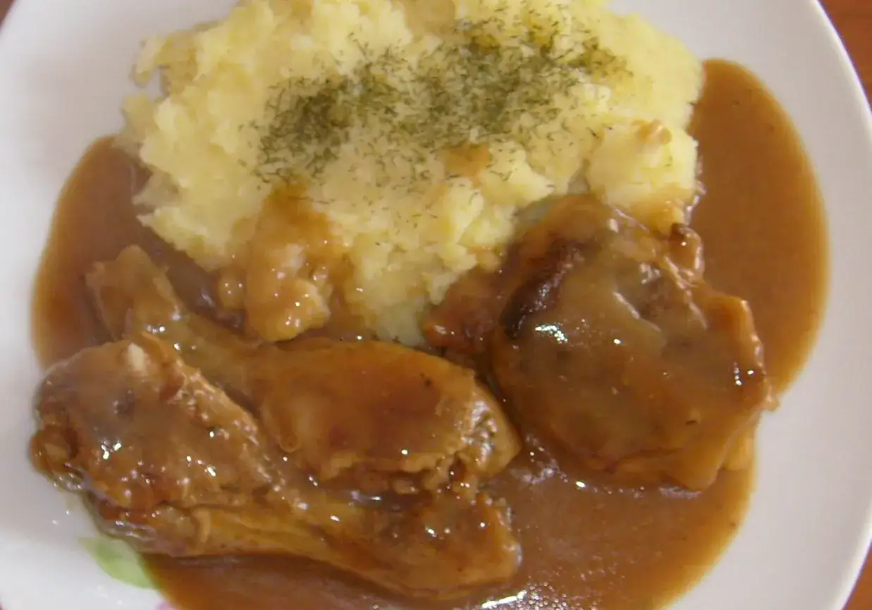 Pyszne bitki z kurczaka w sosie własnym, podane z kremowym puree ziemniaczanym, posypanym koperkiem.