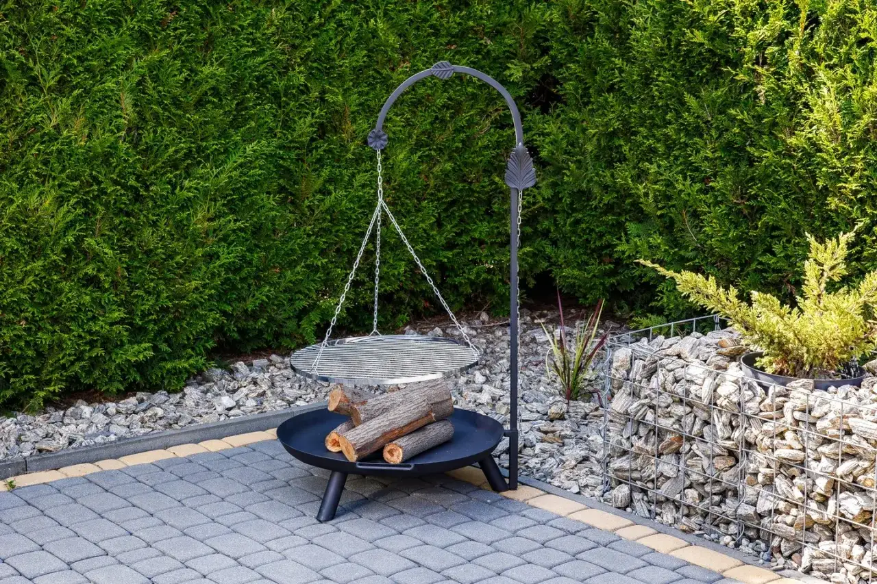 grill na wysięgniku trójnóg i żuraw