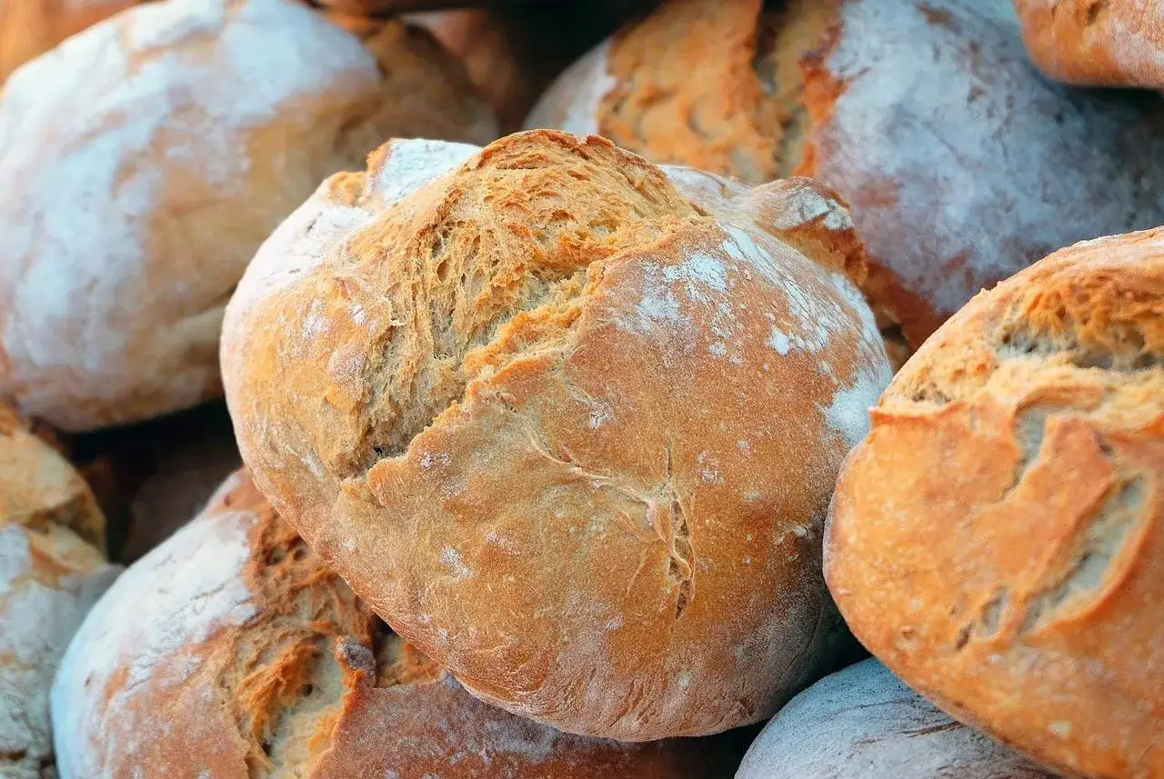 Świeżo upieczone bochenki chleba, idealne do rozmrożenia i podania.