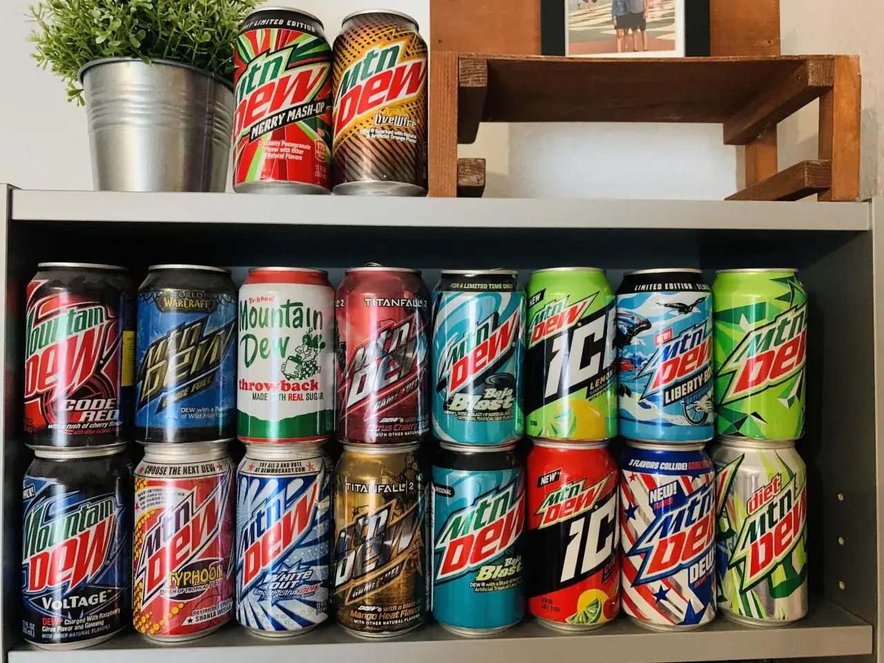 Sklepowa półka napoje Mountain Dew