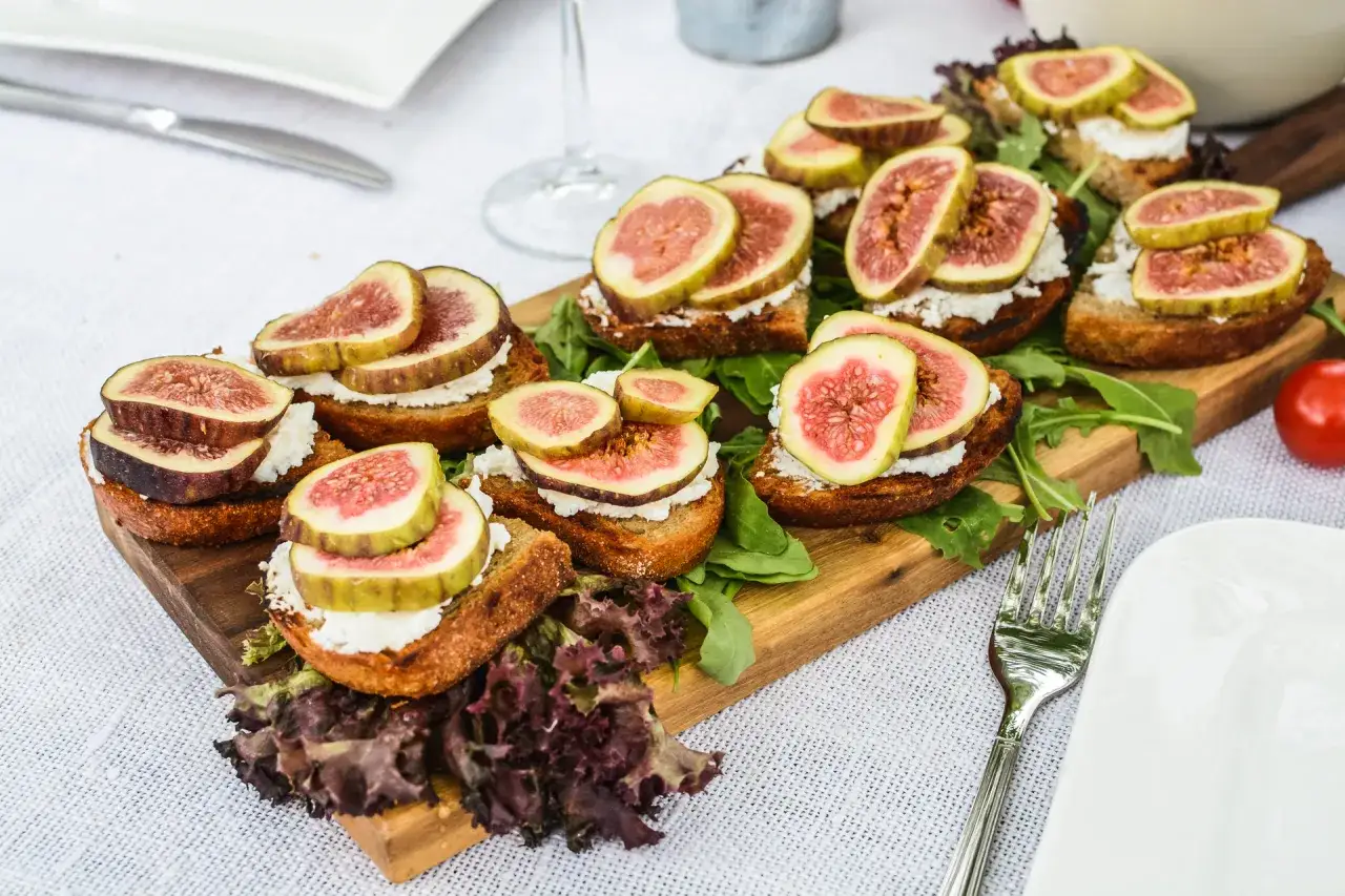 Pyszne bruschetty z figami i serem kozim, idealne na wieczór włoski. Menu pełne smaków!