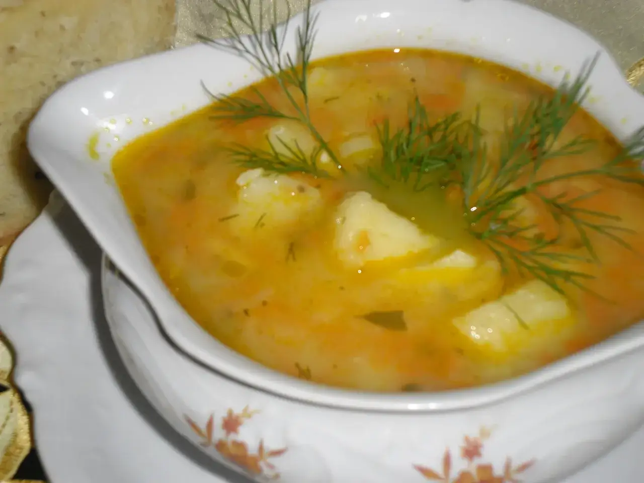 Zupa ziemniaczana przepis babci, pachnąca koperkiem i pełna ziemniaków. Idealna na chłodne dni.