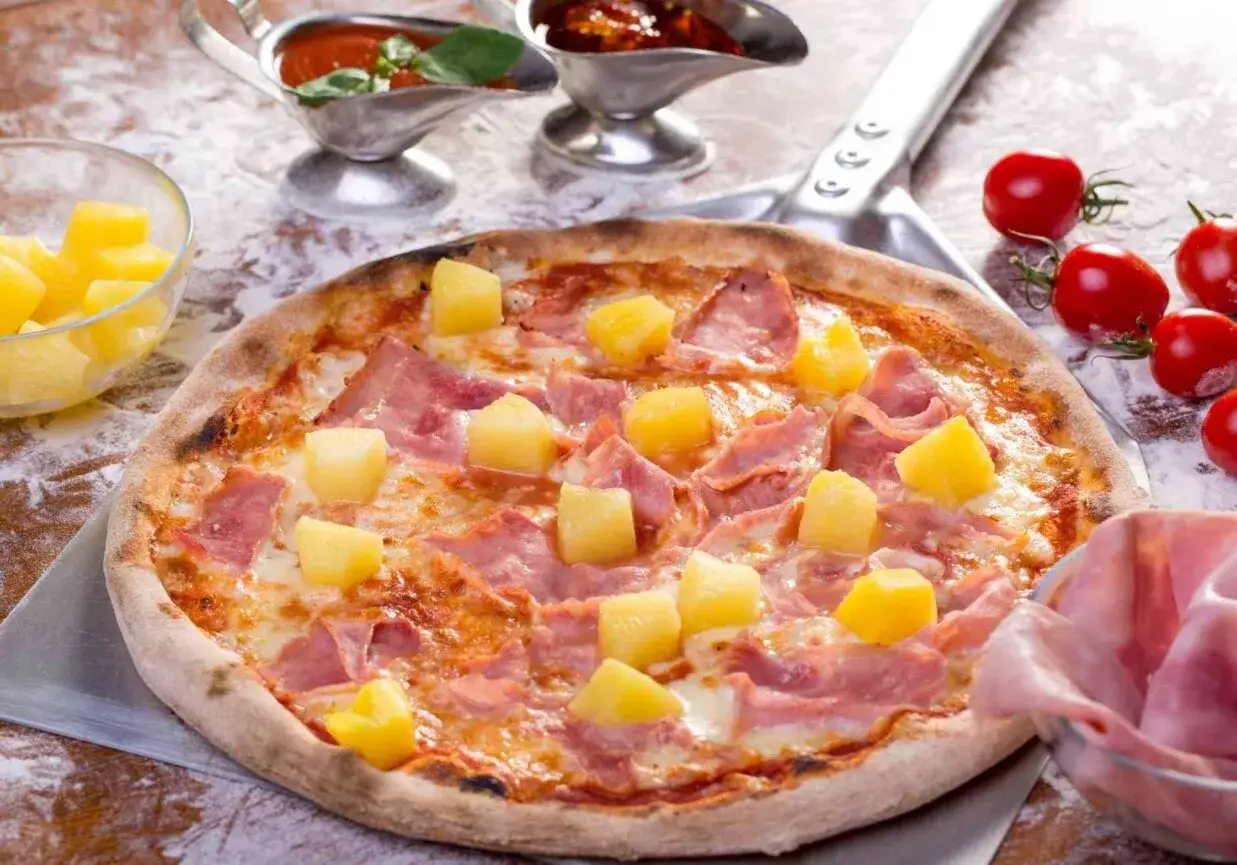 Hawajskie pizze z szynką i ananasem, idealne na letni wieczór.