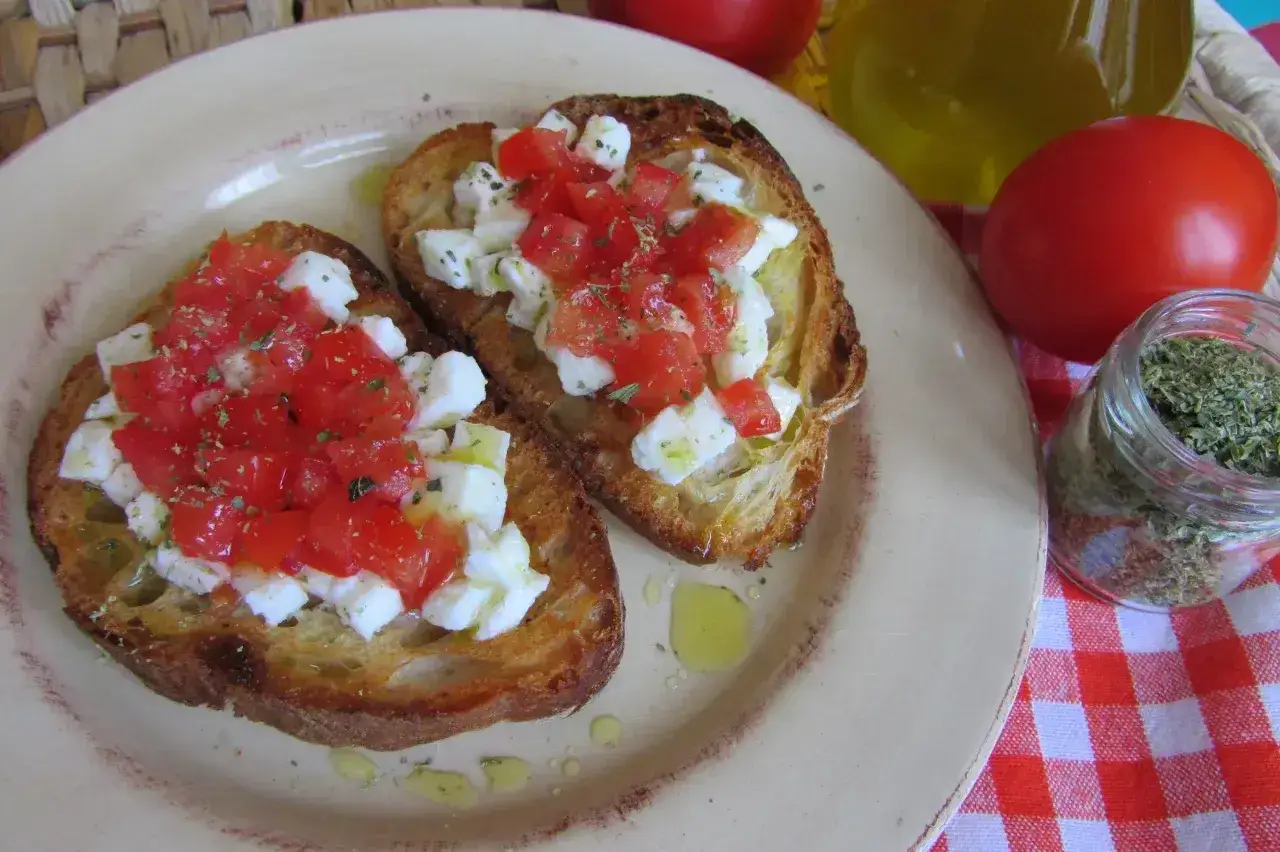Pyszna bruschetta z pomidorami i mozzarellą, idealna na szybką przekąskę. Prosty przepis na to włoskie danie.
